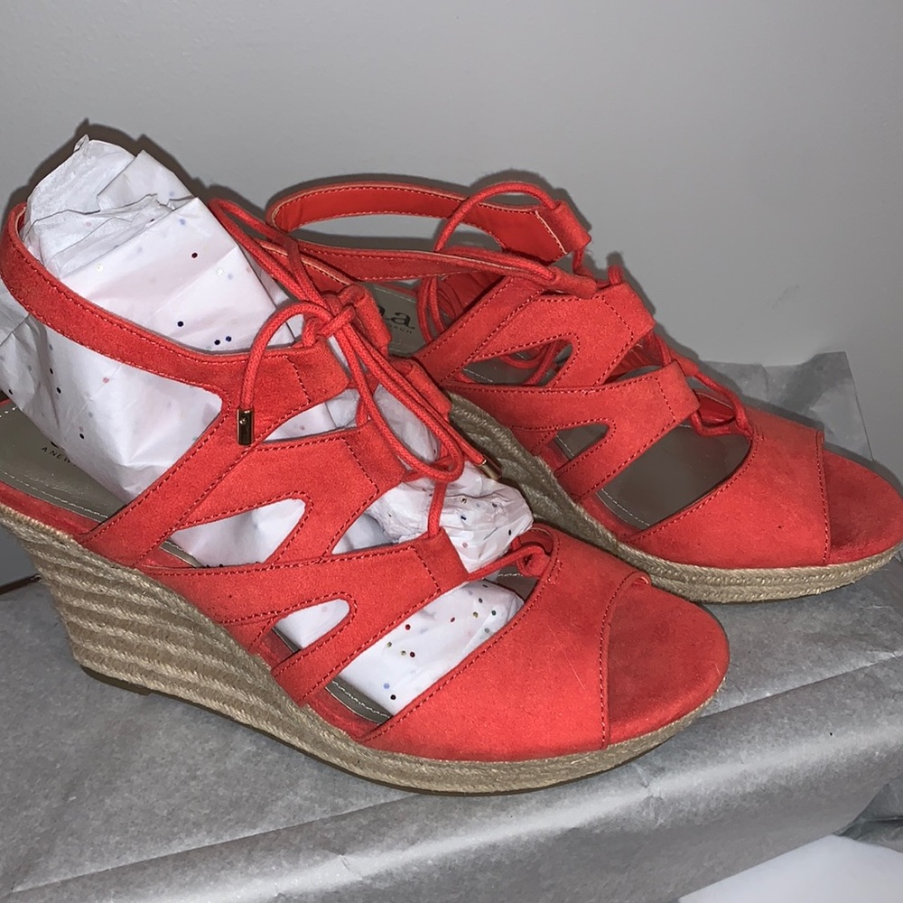 Never worn salmon color wedge women’s sandal. New with tags 4inch wedge size 8.5